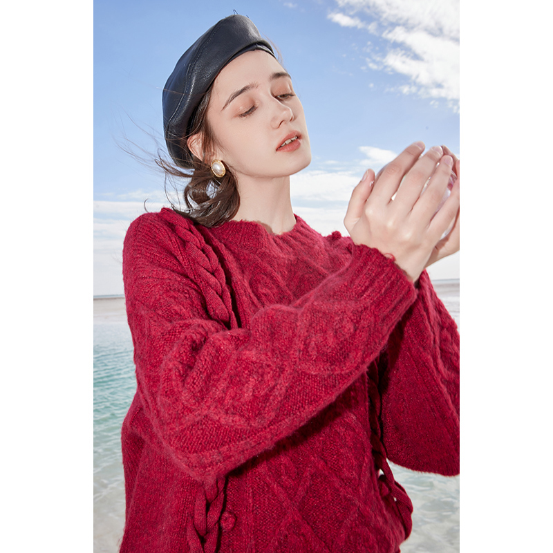 三彩2020冬季新款手工编织麻花宽松落肩红色套头毛衣女
