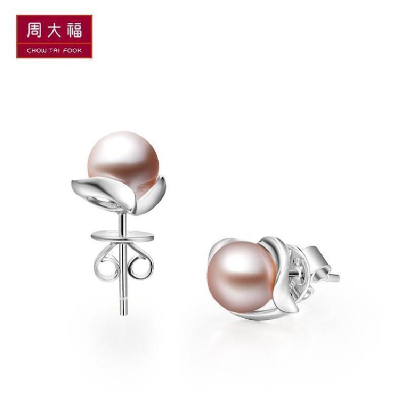 周大福优雅大方925银珍珠耳钉aq32851