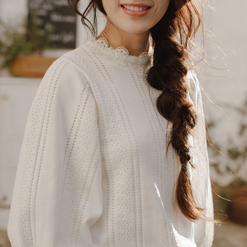 茵曼春新款文艺花边圆领七分灯笼袖宽松白色毛衣女套头短款