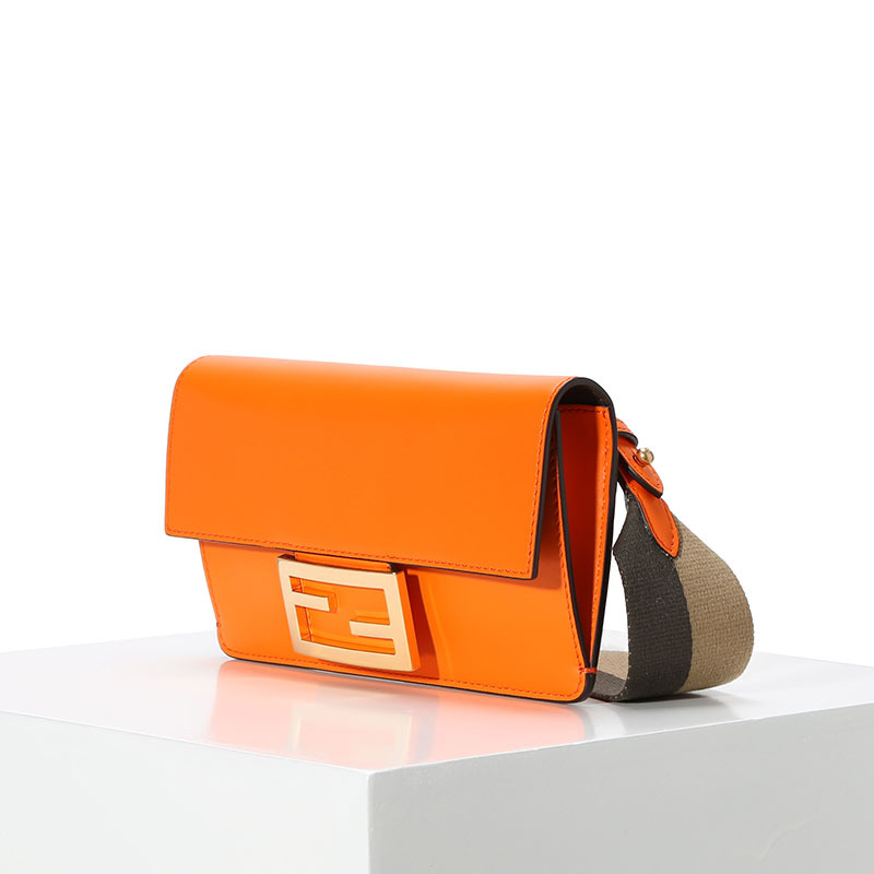 FENDI BAGUETTE 女士扁平单肩包 8BS039