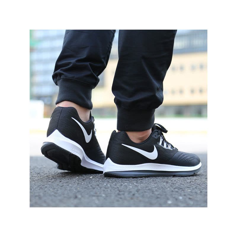 NikeZoomWinflo4黑白男子缓震轻便跑步鞋898466-001图片