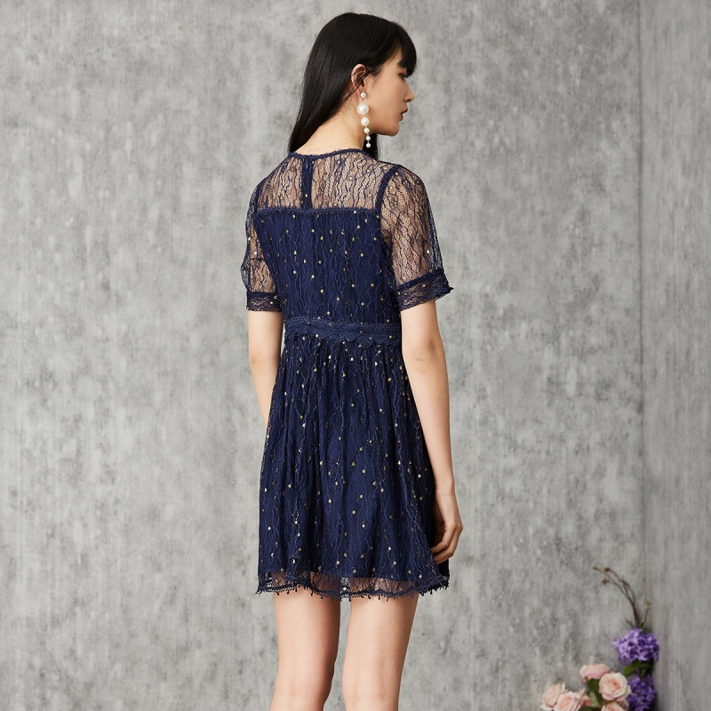 马克华菲女装春夏新款镂空蕾丝裙蝴蝶结气质连衣裙