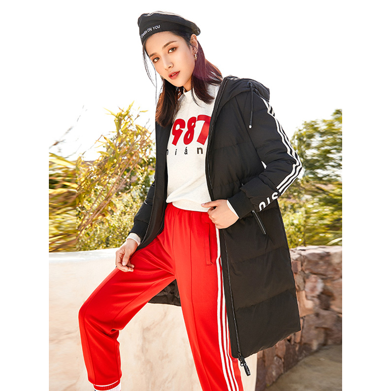 千仞岗2018新品时尚运动羽绒服女中长款连帽条纹学院风外套229123