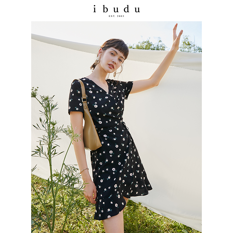 伊布都ibudu2020夏季新款V领花朵印花腰带荷叶边连衣裙
