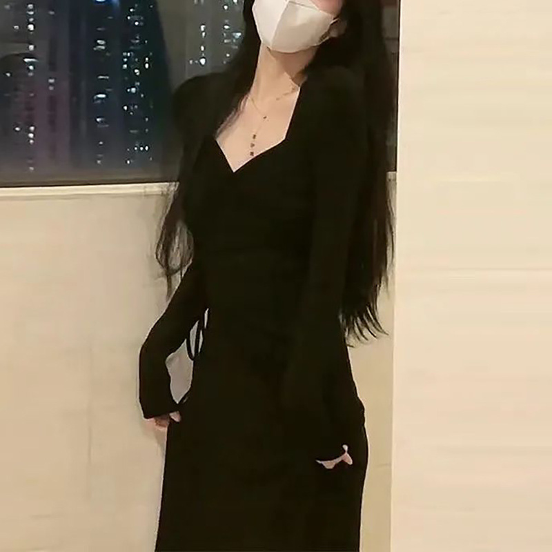 法式V领黑色长袖连衣裙女春秋季新款高级感收腰显瘦纯色打底长裙