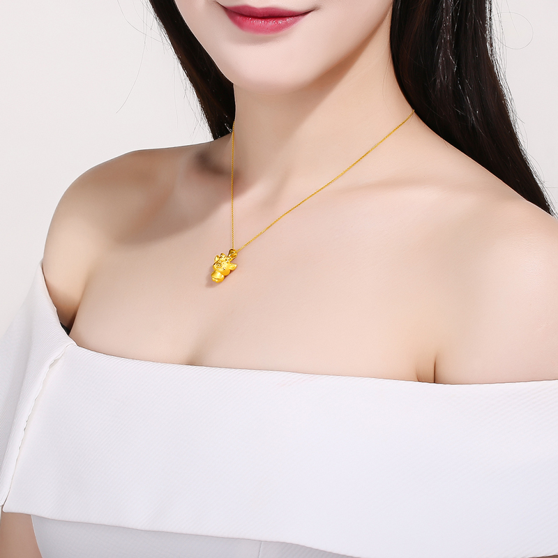 周六福zhouliufu珠宝黄金吊坠女款生肖金猪足金本命猪挂坠定价ad