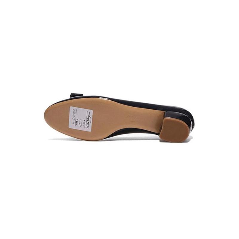 Salvatore Ferragamo 萨瓦托·菲拉格慕 女士漆皮蝴蝶结装饰粗跟鞋 0539463