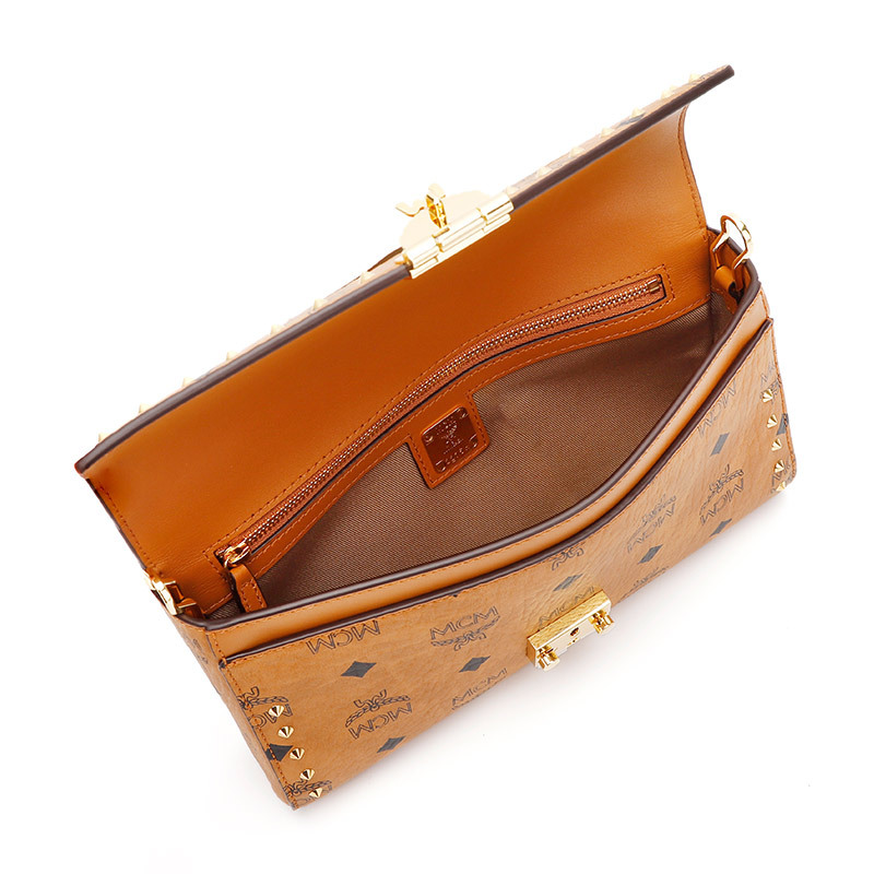 mcm奢侈品女士新款铆钉干邑色人造革单肩斜挎包链条包信封包手拿包