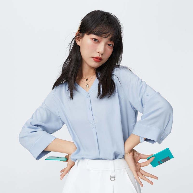 【满198减100预估价：59】森马白衬衫女宽松V领上衣春款2021新时尚设计感衬衣女士春季穿搭