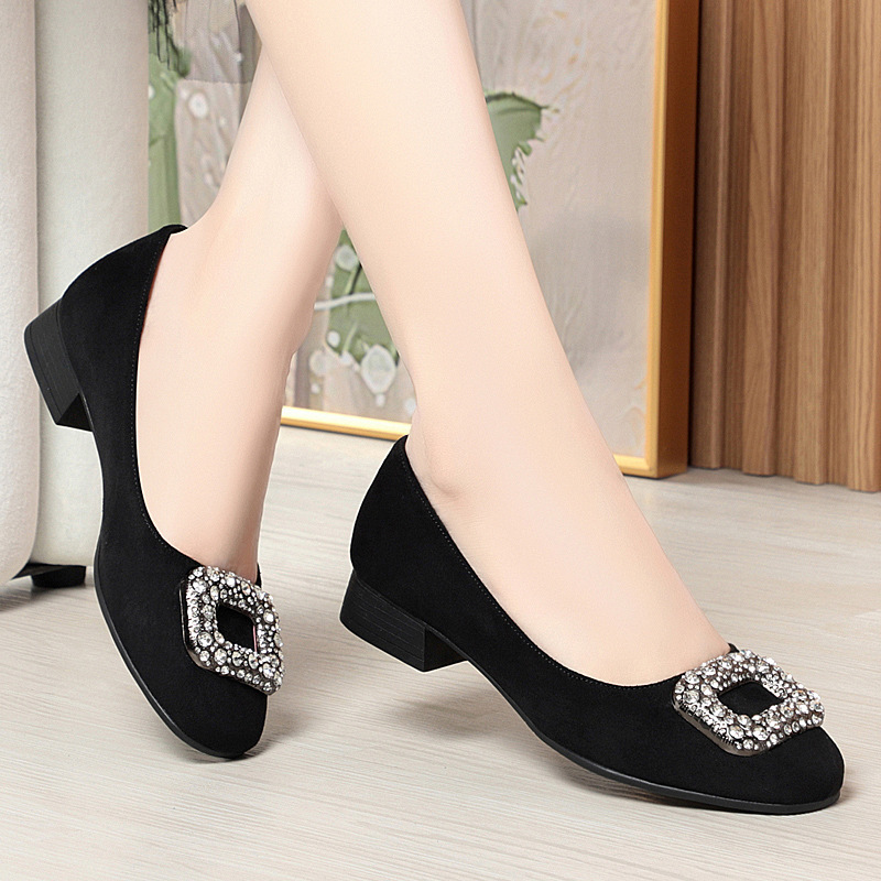 新款软皮软底休闲漆皮女单鞋粗跟大码水钻舒适软底职业工作鞋