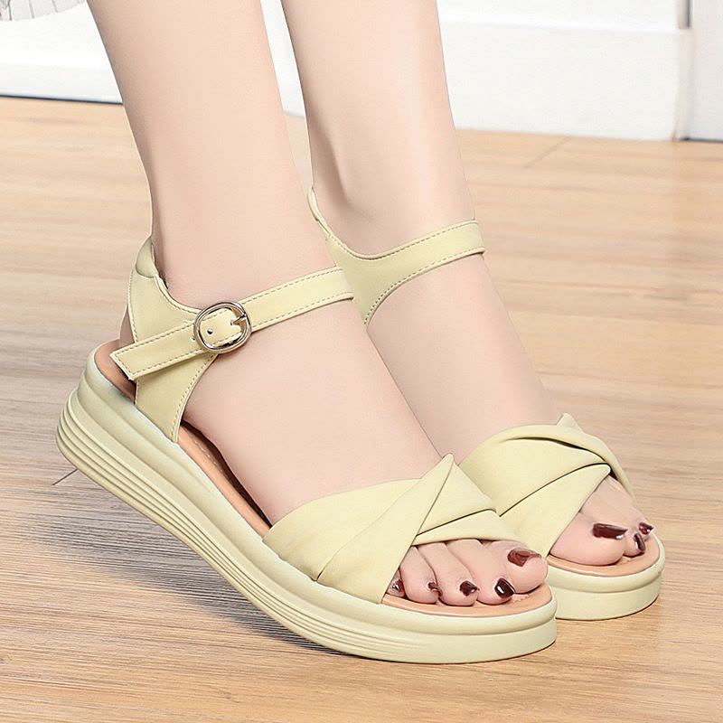 新款女士一字扣凉鞋软皮软底时尚百搭潮流女鞋夏季中空厚底凉鞋图片