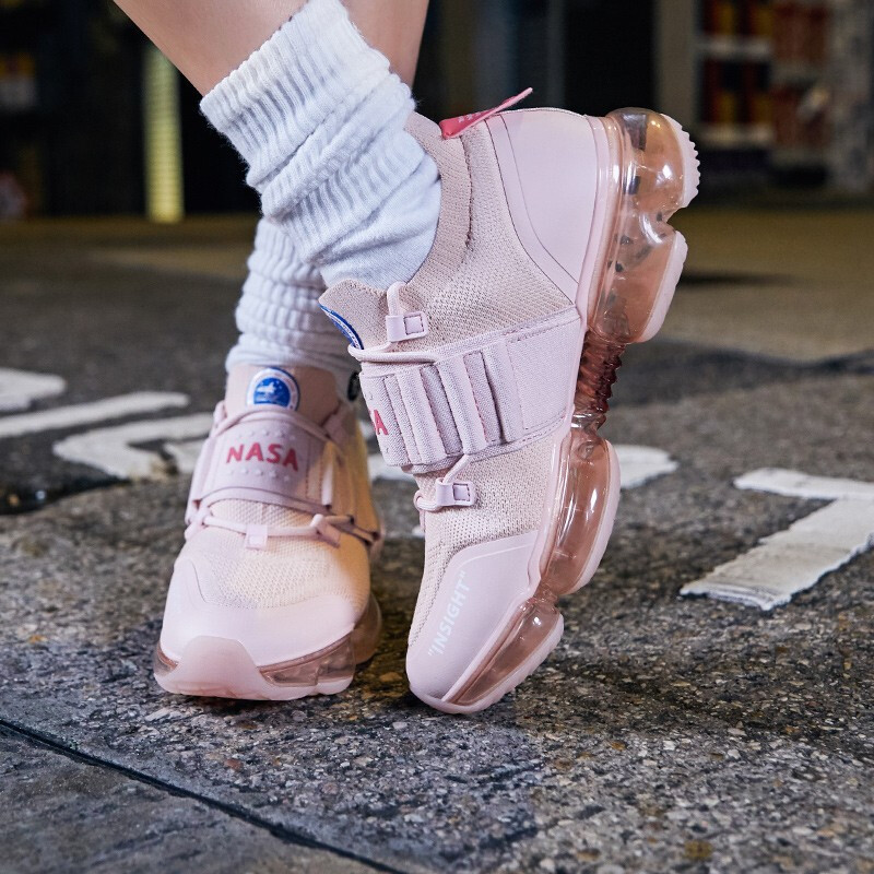 安踏漫威联名seeed零界nasa全掌气垫粉色女子跑步鞋92835509