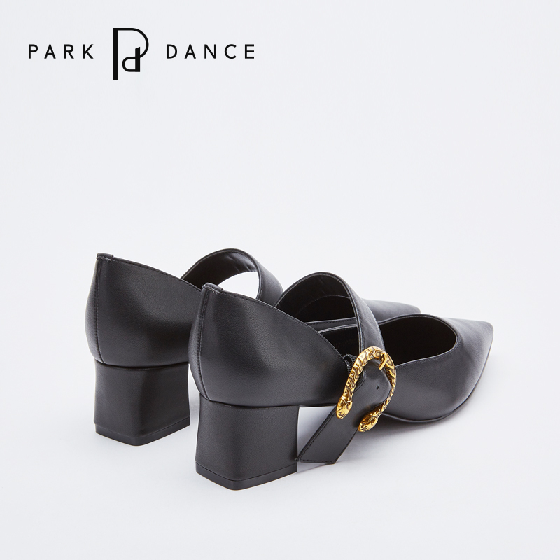 park dance2018秋季尖头女鞋皮带扣带中空粗跟单鞋镶金扣时尚