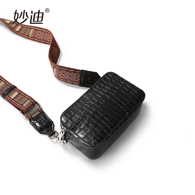 2019时尚潮款个性撞色宽带斜挎包鳄鱼纹小黑包牛皮小方包