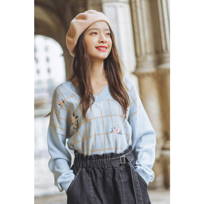 茵曼2019秋季新款文艺绣花落肩袖v领毛衣女宽松套头格子针织上衣