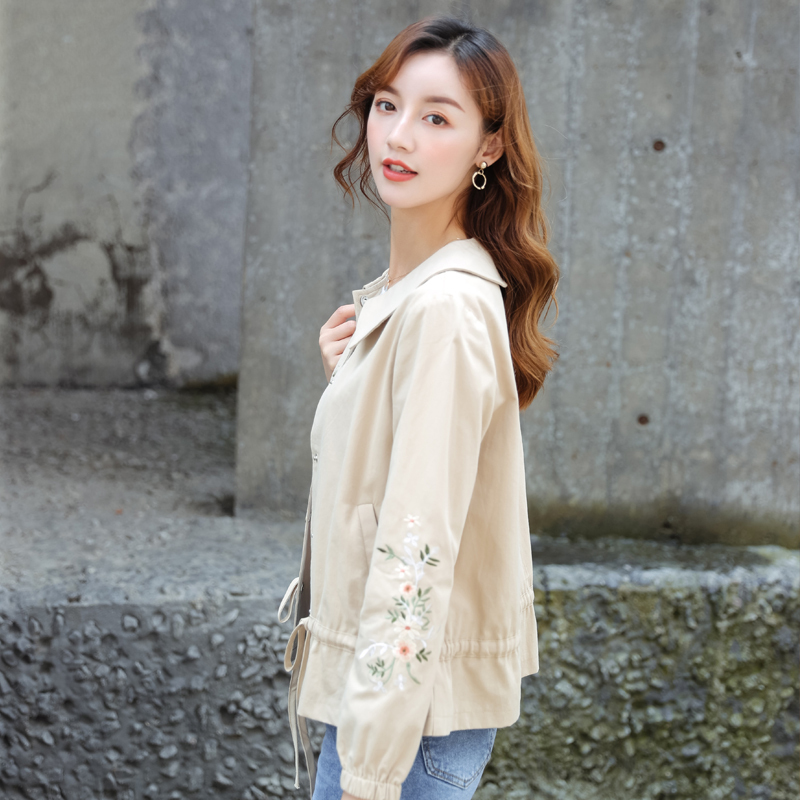 芊艺休闲宽松短款风衣女春秋2019新款韩版原宿风娃娃领长袖夹克外套10722