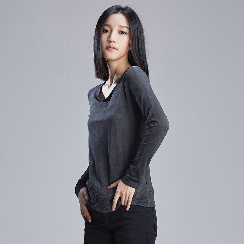 sdeer圣迪奥女装秋装质朴立体绣花做旧圆领长袖打底T恤S16180249
