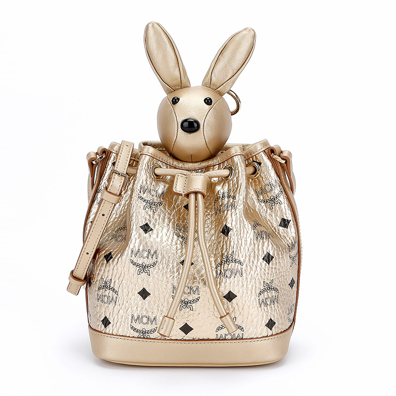 mcm女士visetos系列时尚香槟金色兔子抽绳包视频