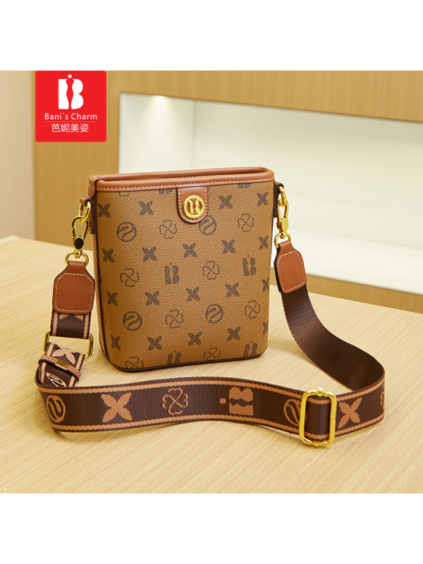 芭妮美姿斜挎女包包新款宽肩带轻奢水桶包小个子网红单肩小挎包女2322