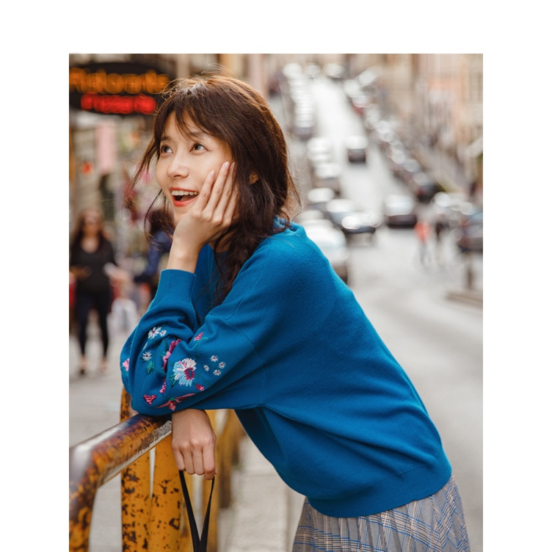茵曼秋装新款宽松文艺范刺绣落肩长袖宽松套头毛衣女针织上衣