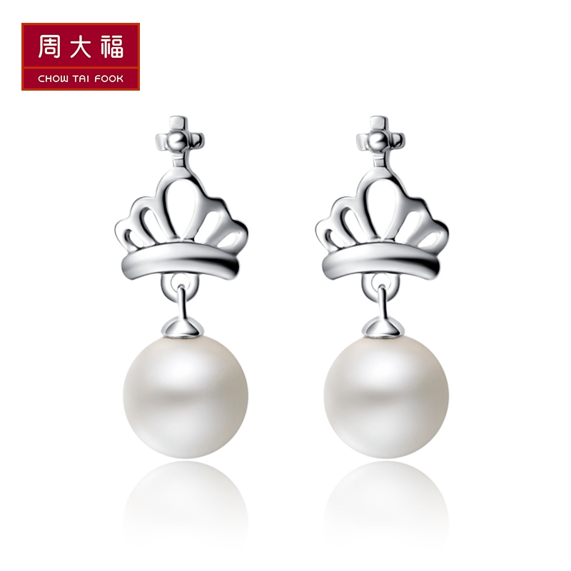周大福闪耀皇冠925银珍珠耳环AQ32899