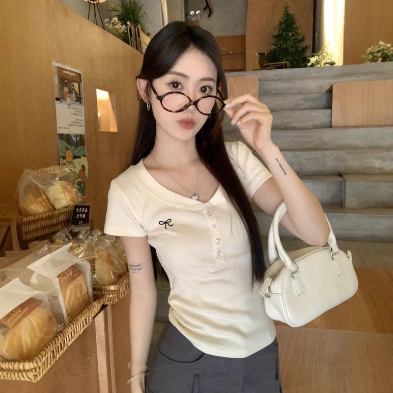 2025夏季辣妹纯欲蝴蝶结刺绣V领短袖T恤女修身显瘦百搭学生上衣潮图片