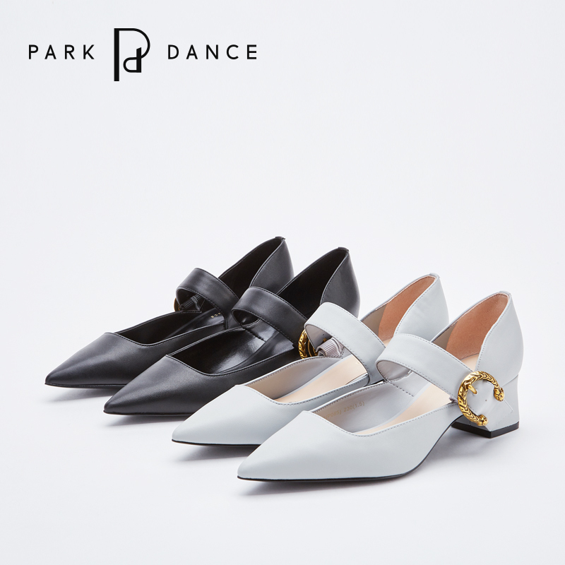 park dance2018秋季尖头女鞋皮带扣带中空粗跟单鞋镶金扣时尚