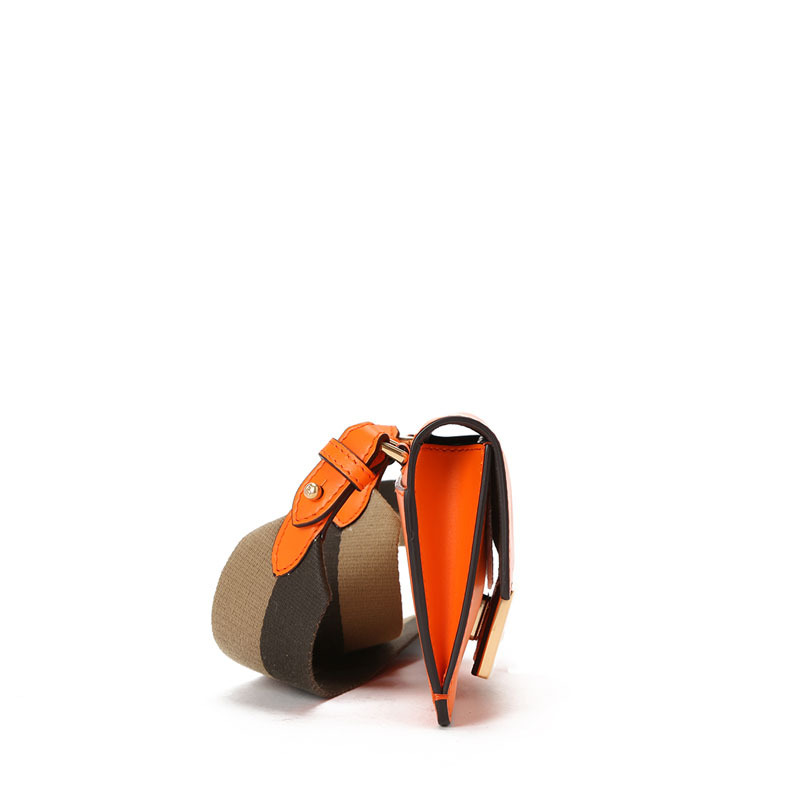 FENDI BAGUETTE 女士扁平单肩包 8BS039