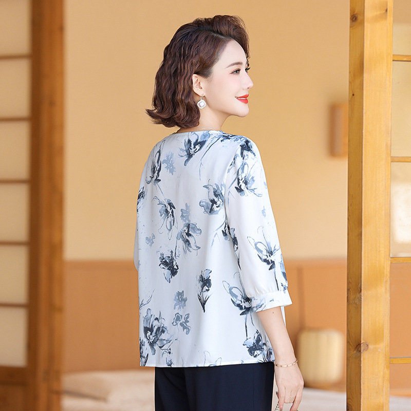 新款印花夏装妈妈装中袖上衣中老年薄款丝滑小衫中年女50岁哇哇领