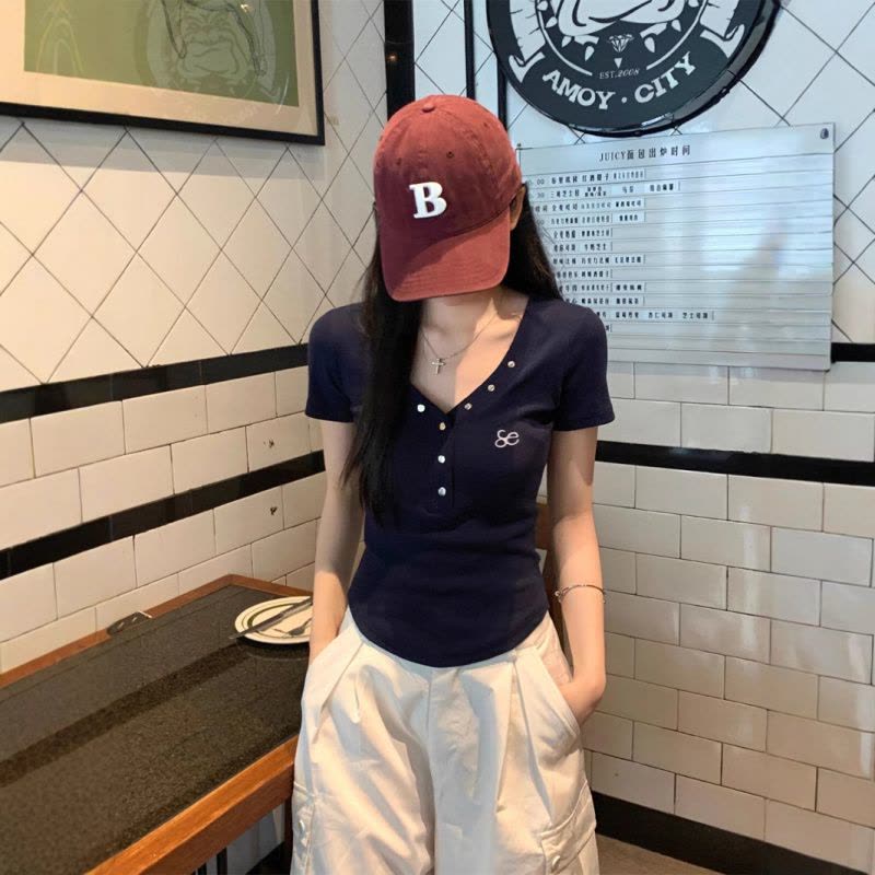V领钉扣修身显瘦短袖T恤女2025夏季新款设计感百搭学生刺绣上衣潮图片