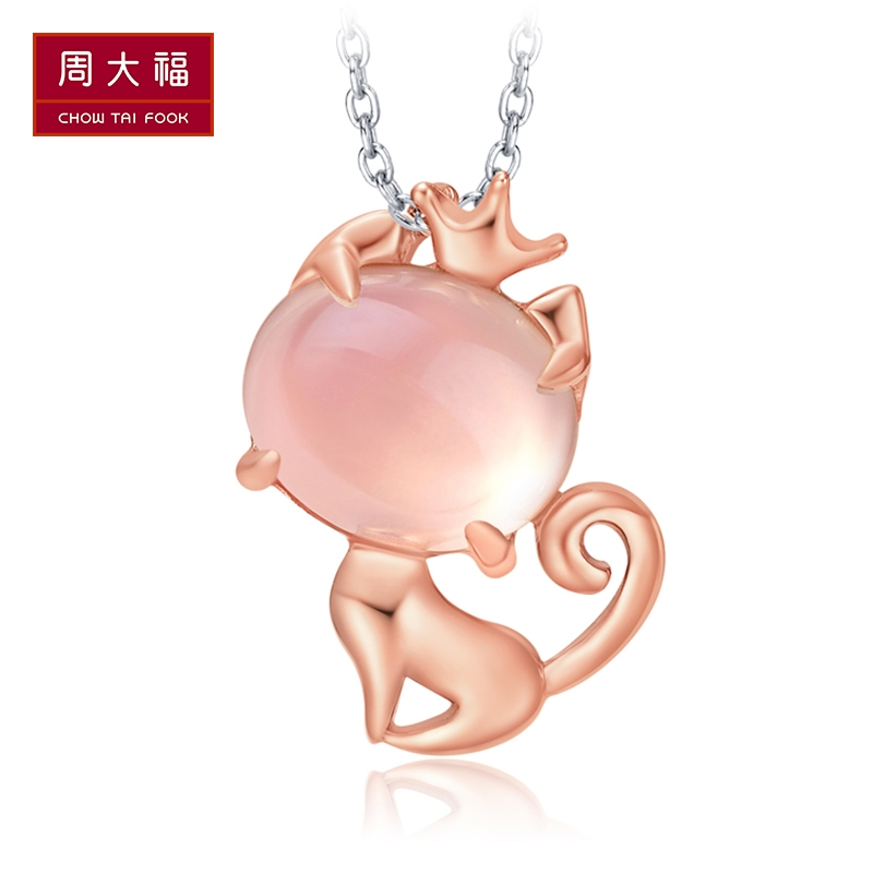 schl-周大福珠饰CoCo Cat 猫金粉女王18K金芙蓉石吊坠NX974