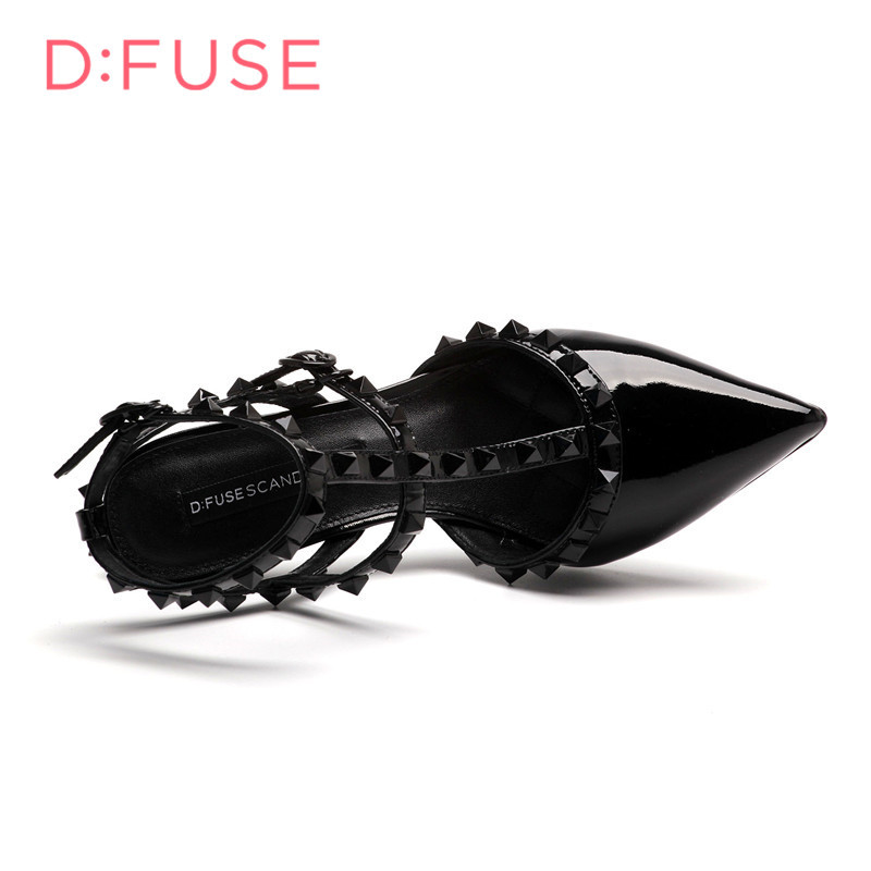 D：Fuse/迪芙斯春牛漆皮铆钉T型带后空女凉鞋DF61111030