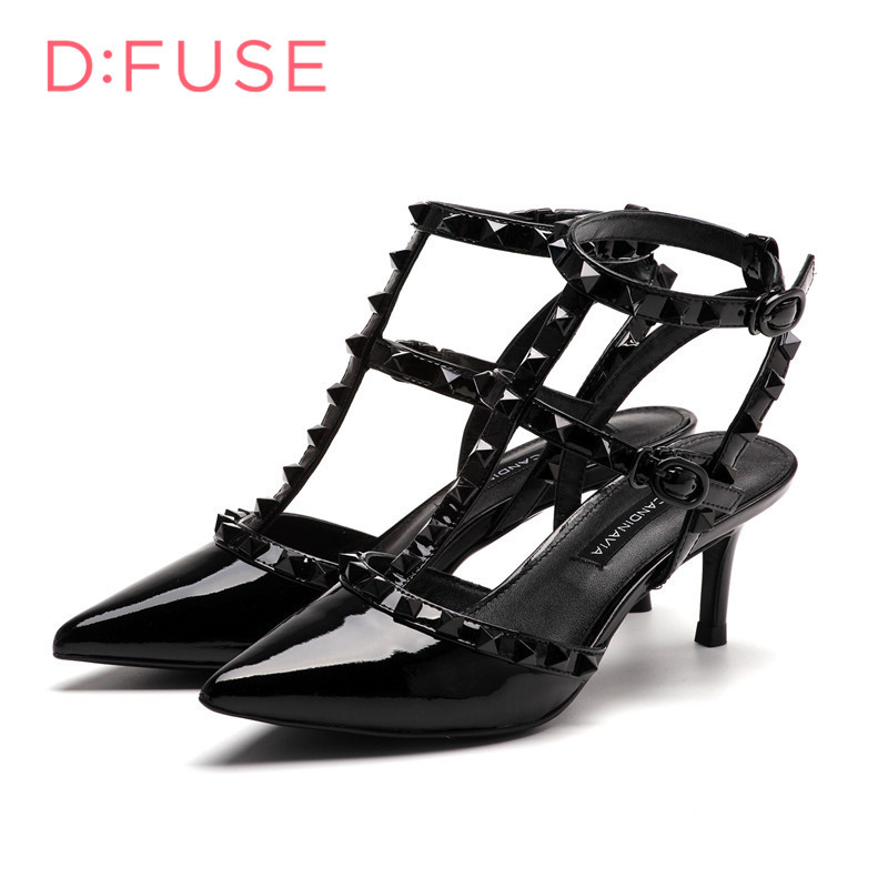 D：Fuse/迪芙斯春牛漆皮铆钉T型带后空女凉鞋DF61111030