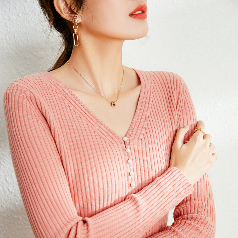 恒源祥重工针织衫女春打底毛衣修身坑条弹力衫V领针织扣装饰