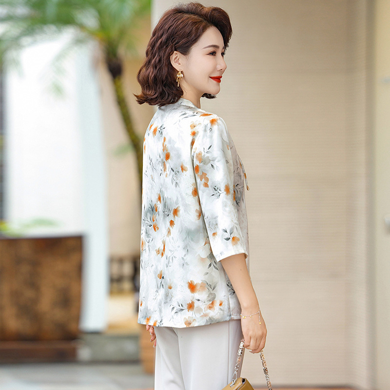 碎花妈妈上衣女时尚中老年人衣服夏季薄款小衫中年装大码宽松衣服