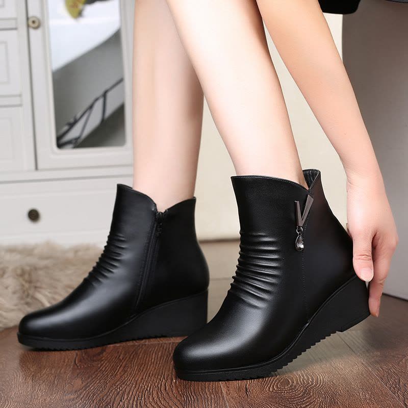 妈妈鞋棉鞋女秋冬季中年软底软面坡跟皮鞋加绒保暖短靴中老年女鞋图片