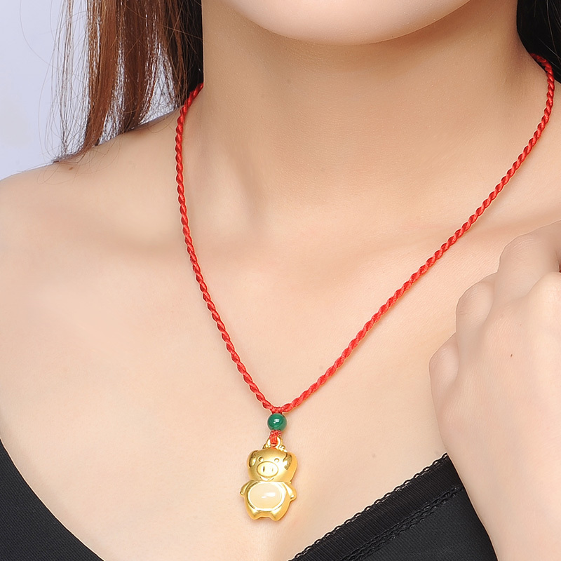 蒂蔻可爱萌猪金镶玉黄金吊坠项链男女款足金和田玉镶嵌福猪生肖红绳