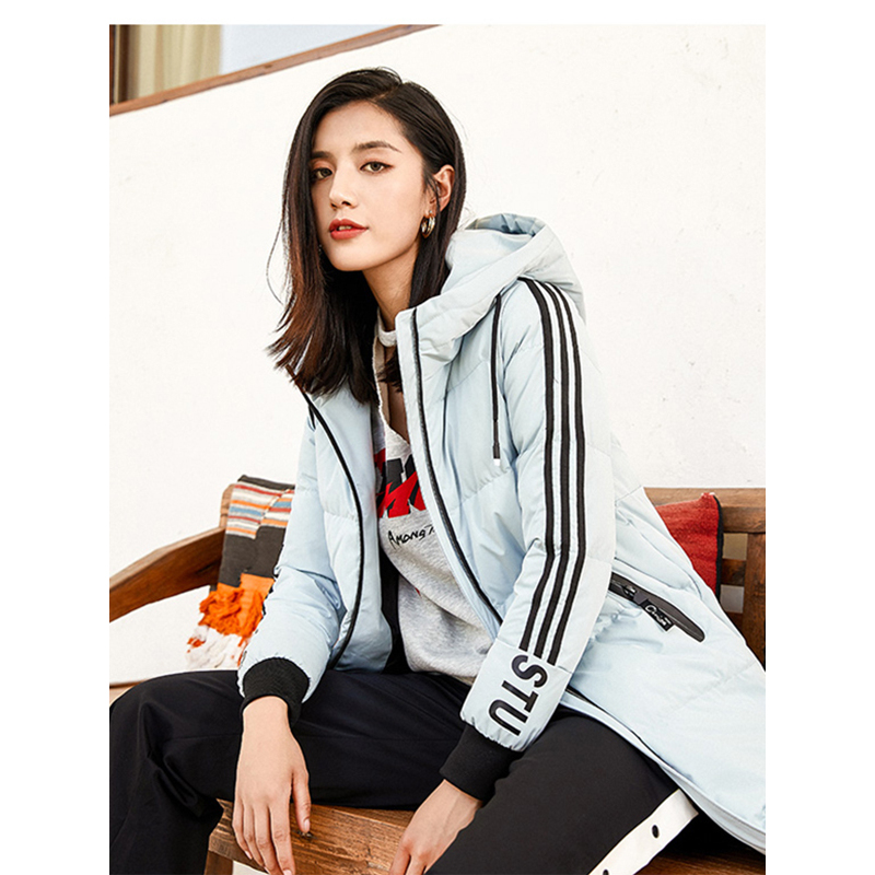 千仞岗2018新品时尚运动羽绒服女中长款连帽条纹学院风外套229123