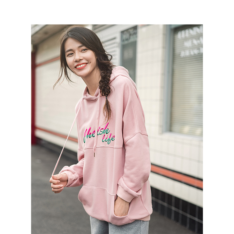 茵曼冬装新款连帽字母绣花插兜落肩袖宽松减龄套头卫衣女潮