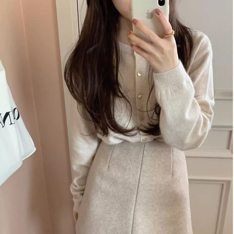 粉色针织开衫女韩版秋冬新款优雅气质软糯毛衣宽松短款圆领薄外套图片