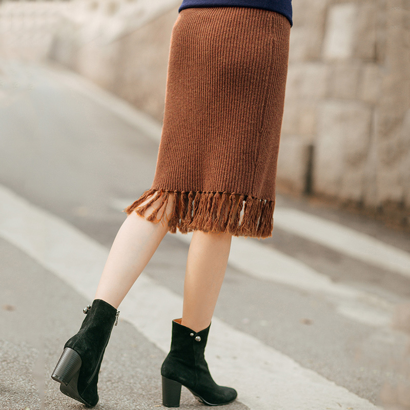 茵曼春松紧腰流苏文艺百搭显瘦半身针织包裙女直筒裙子