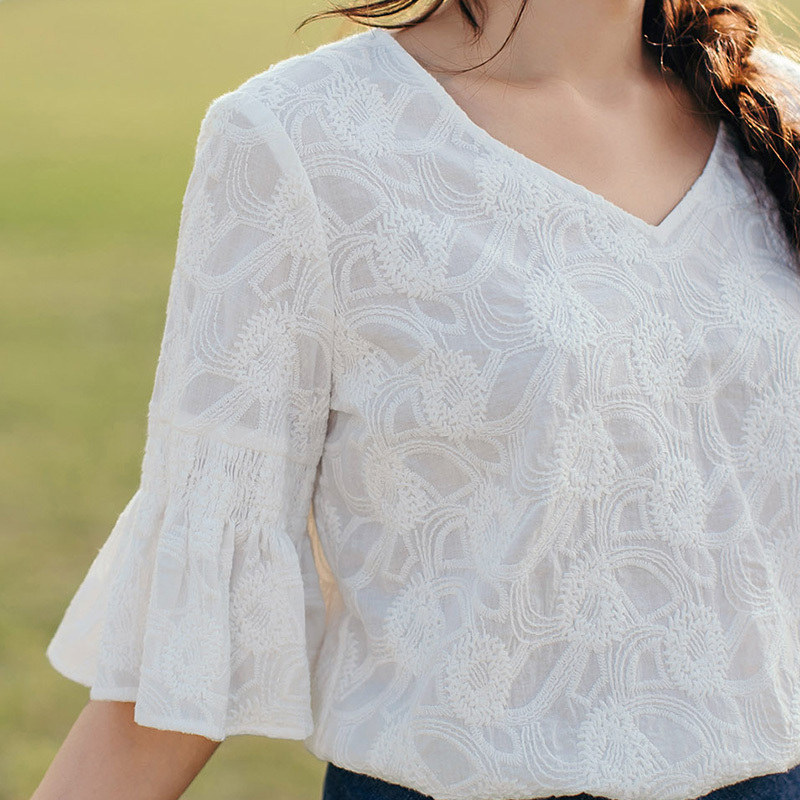 茵曼夏装新款花瓣袖中袖绣花棉布v领套头白色衬衣气质衬衫女