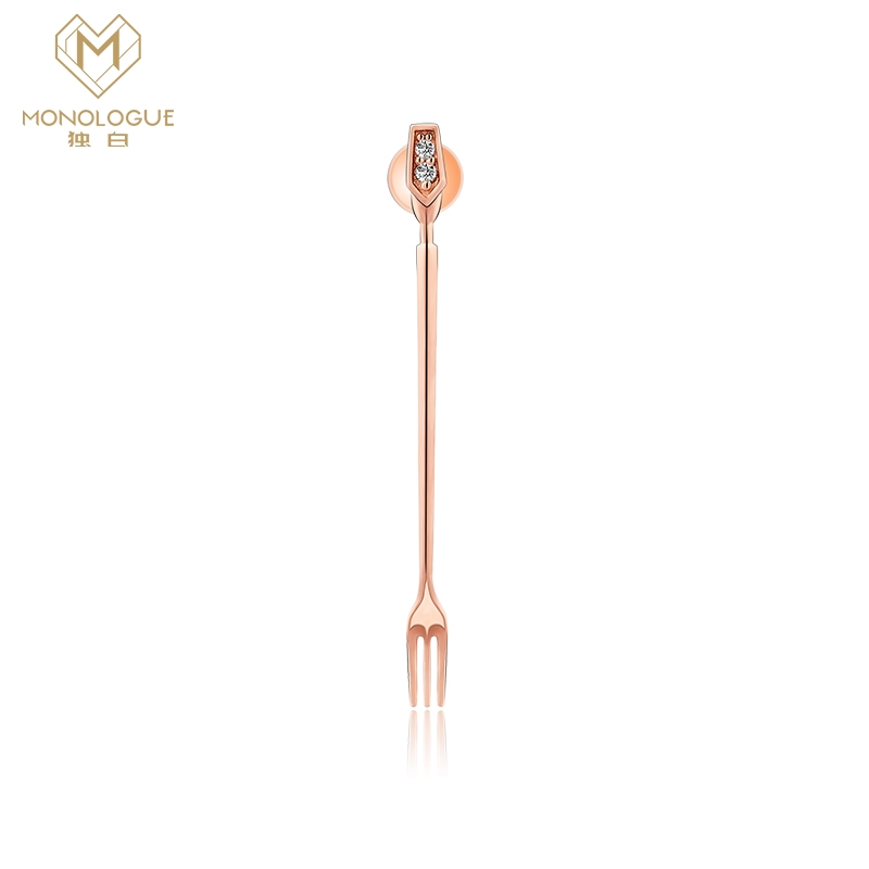 周大福MONOLOGUE独白早餐可爱叉子银托帕石耳钉(单只)MA739精品