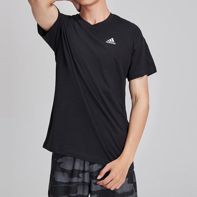阿迪达斯男服短袖T恤圆领休闲运动服DV3060