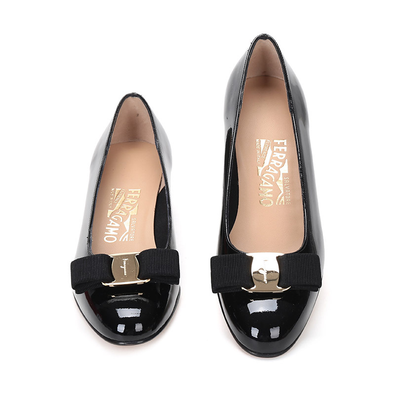 Salvatore Ferragamo 萨瓦托·菲拉格慕 女士亮面牛皮蝴蝶结粗跟鞋 0574572