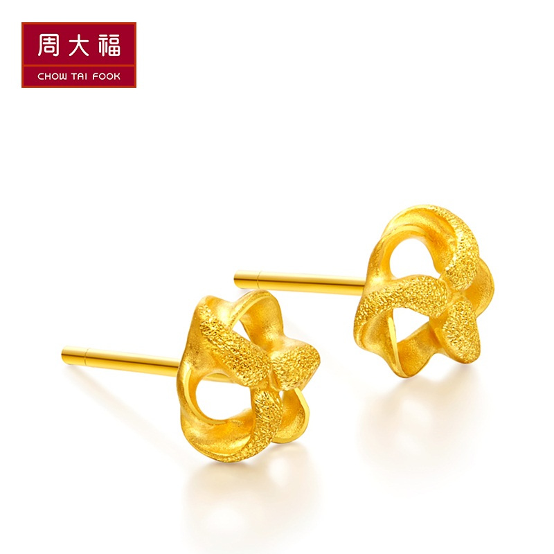 周大福珠宝小巧玲珑花形足金金耳钉计价工费58元f167412