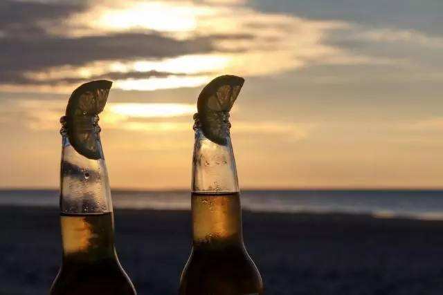 科罗娜啤酒为什么要放柠檬 苏宁头条