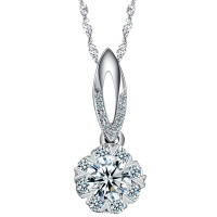 梦克拉 18k金钻石吊坠 花苞 挂坠 花瓣 群镶钻坠 k金钻石挂坠 女款项坠 穿梭