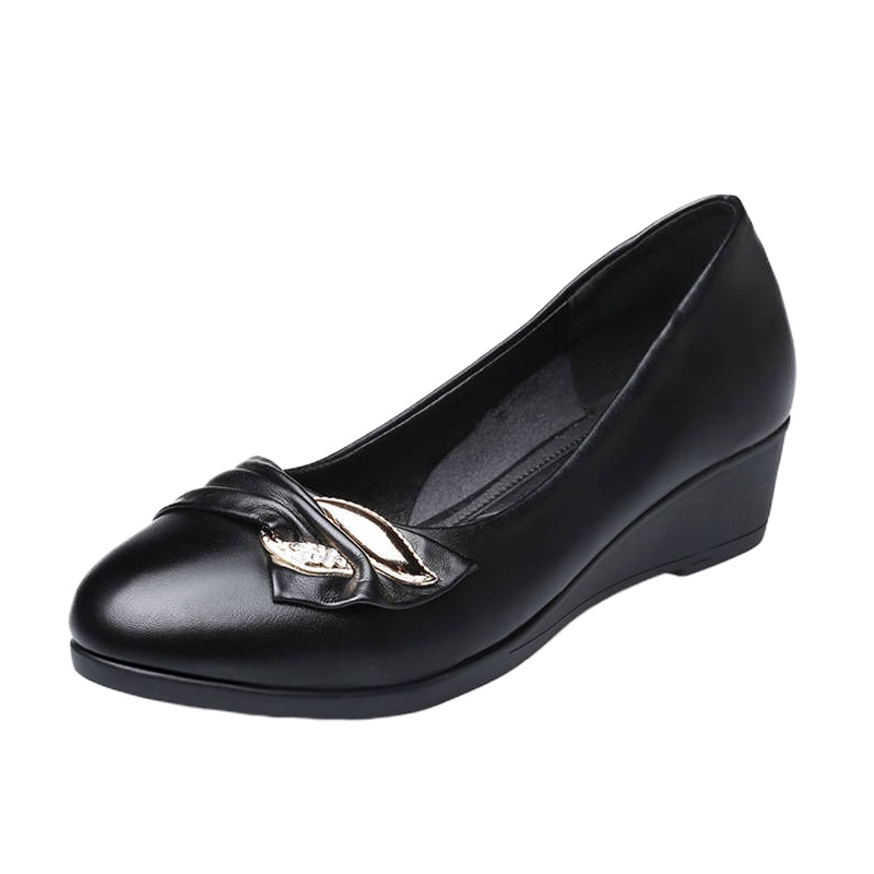 环球舒适软底妈妈鞋久站不累秋季2021新款工作中老年软皮女单