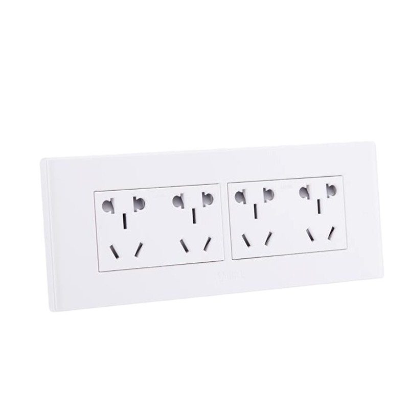 公牛白色12孔插座1只